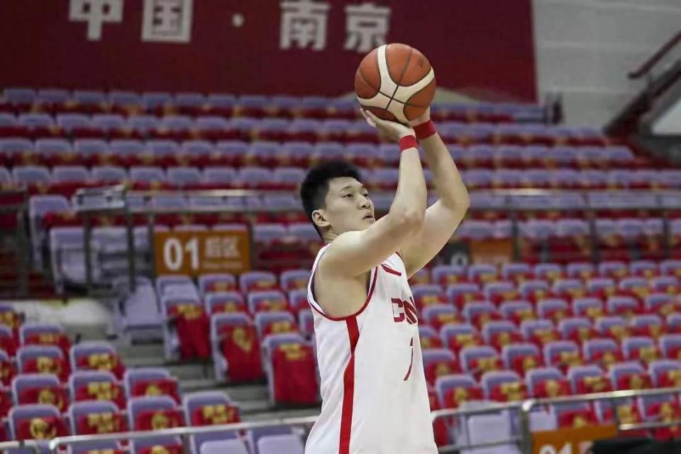高诗岩不再, 轻的朱正, 人阵容